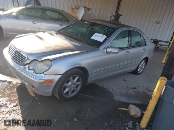 ✅ 2003 Mercedes-Benz C 240 • VIN: WDBRF61J53F422376 • Lot: 42262562. Wystawiony na IAAI z przebiegiem 167 003 mil. Bezpłatny archiwum sprzedaży aukcyjnych z USA i szczegółowy raport historii pojazdu na DreamBid. Zdjęcie 2.