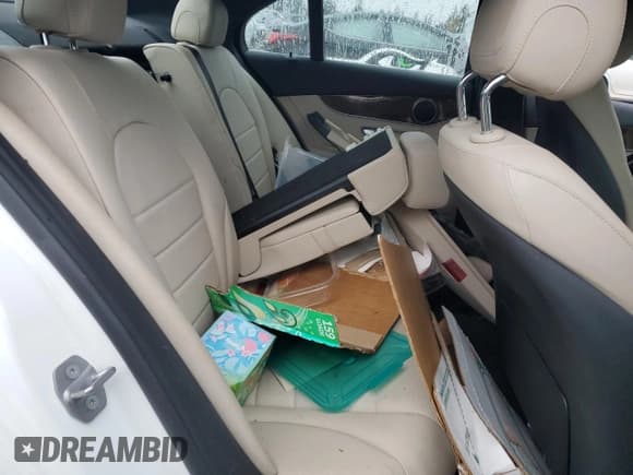 ✅ 2018 Mercedes-Benz C 300 • VIN: 55SWF4KB9JU239966 • Lot: 85401315. Wystawiony na Copart z przebiegiem Nie podano. Bezpłatny archiwum sprzedaży aukcyjnych z USA i szczegółowy raport historii pojazdu na DreamBid. Zdjęcie 10.