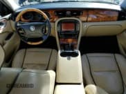 ✅ 2008 Jaguar XJ Vanden Plas • VIN: SAJWA82B28SH26581 • Лот: 43937584. Опубликован ранее на Copart с пробегом 197 144 миль. Бесплатный доступ к архиву аукционных продаж из США и подробный отчёт об истории автомобиля на DreamBid. Изображение 8.