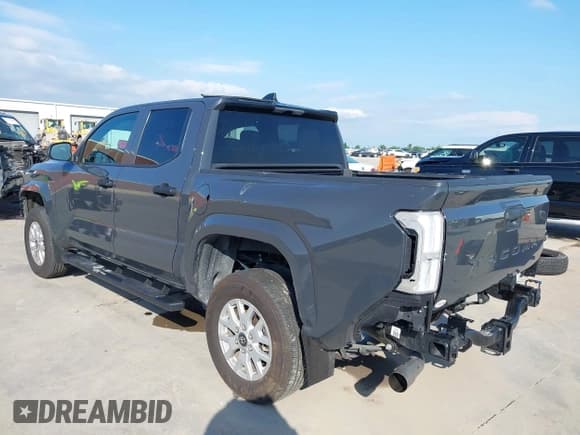 ✅ 2024 Toyota Tacoma SR • VIN: 3TYKD5HNXRT008289 • Lot: 42406937. Wystawiony na IAAI z przebiegiem 7 397 mil. Bezpłatny archiwum sprzedaży aukcyjnych z USA i szczegółowy raport historii pojazdu na DreamBid. Zdjęcie 3.