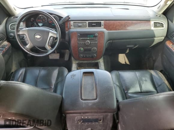 ✅ 2013 Chevrolet Suburban LT • VIN: 1GNSKJE76DR256053 • Lot: 76566454. Wystawiony na Copart z przebiegiem 258 788 mil. Bezpłatny archiwum sprzedaży aukcyjnych z USA i szczegółowy raport historii pojazdu na DreamBid. Zdjęcie 8.