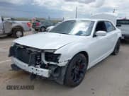 ✅ 2019 Chrysler 300 S • VIN: 2C3CCABG5KH690674 • Lot: 43251603. Wystawiony na IAAI z przebiegiem 98 493 mil. Bezpłatny archiwum sprzedaży aukcyjnych z USA i szczegółowy raport historii pojazdu na DreamBid. Zdjęcie 2.