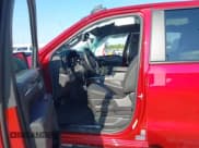 ✅ 2025 Chevrolet Silverado 1500 LT Trail Boss • VIN: 3GCUKFED5SG366335 • Lot: 43010115. Wystawiony na IAAI z przebiegiem Nie podano. Bezpłatny archiwum sprzedaży aukcyjnych z USA i szczegółowy raport historii pojazdu na DreamBid. Zdjęcie 5.