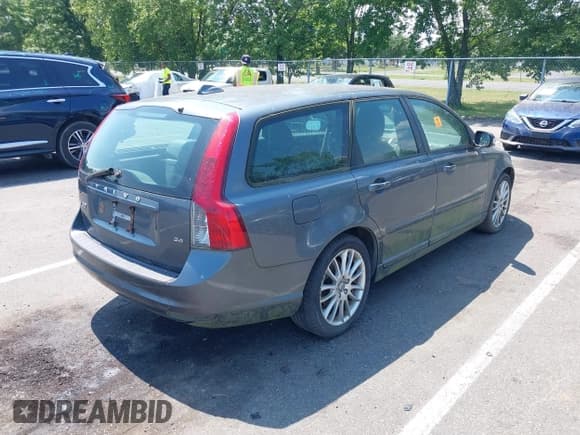 ✅ 2010 Volvo V50 • VIN: YV1390MW3A2527032 • Лот: 42801610. Опубликован ранее на IAAI с пробегом 167 568 миль. Бесплатный доступ к архиву аукционных продаж из США и подробный отчёт об истории автомобиля на DreamBid. Изображение 4.