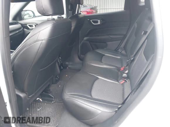 ✅ 2022 Jeep Compass Latitude • VIN: 3C4NJDBB5NT184919 • Lot: 41044815. Wystawiony na IAAI z przebiegiem 17 654 mil. Bezpłatny archiwum sprzedaży aukcyjnych z USA i szczegółowy raport historii pojazdu na DreamBid. Zdjęcie 8.