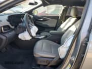 ✅ 2025 Buick Envista Avenir • VIN: KL47LCEP2SB137083 • Lot: 92500145. Wystawiony na Copart z przebiegiem 14 247 mil. Bezpłatny archiwum sprzedaży aukcyjnych z USA i szczegółowy raport historii pojazdu na DreamBid. Zdjęcie 7.