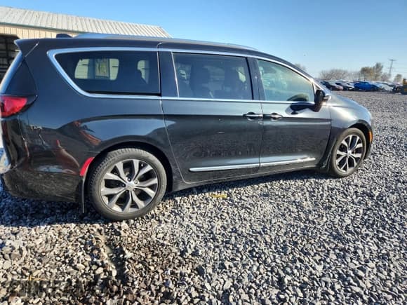 ✅ 2018 Chrysler Pacifica Limited • VIN: 2C4RC1GG2JR156930 • Lot: 90030675. Listed on Copart with 177,184 mi. Free auction sales archive from the USA and detailed vehicle history report at DreamBid. Image 3.