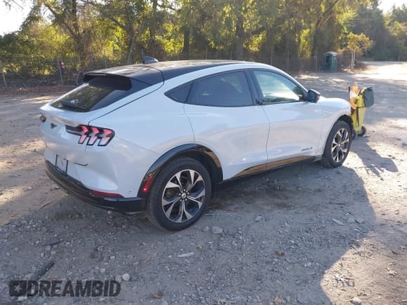 ✅ 2022 Ford Mustang Mach-E Premium • VIN: 3FMTK3R79NMA19462 • Лот: 43372258. Опубликован ранее на IAAI с пробегом 88 779 миль. Бесплатный доступ к архиву аукционных продаж из США и подробный отчёт об истории автомобиля на DreamBid. Изображение 4.