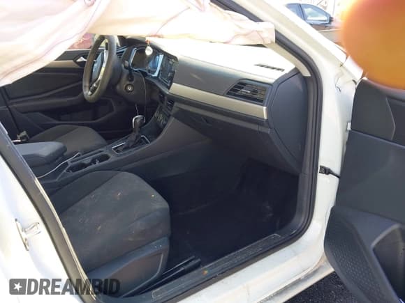 ✅ 2019 Volkswagen Jetta S • VIN: 3VWC57BU5KM031460 • Lot: 43714903. Wystawiony na IAAI z przebiegiem 47 489 mil. Bezpłatny archiwum sprzedaży aukcyjnych z USA i szczegółowy raport historii pojazdu na DreamBid. Zdjęcie 5.