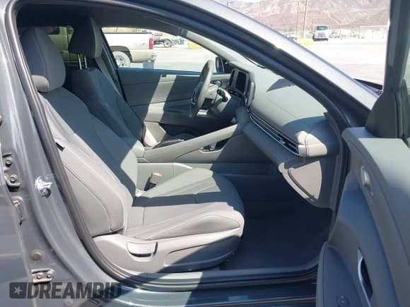 ✅ 2025 Hyundai Elantra SEL Sport • VIN: KMHLM4DG7SU020513 • Lot: 43218775. Listed on IAAI with 5,390 mi. Free auction sales archive from the USA and detailed vehicle history report at DreamBid. Image 5.