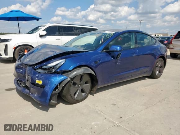 ✅ 2022 Tesla Model 3 • VIN: 5YJ3E1EA6NF111361 • Lot: 84215365. Wystawiony na Copart z przebiegiem 55 681 mil. Bezpłatny archiwum sprzedaży aukcyjnych z USA i szczegółowy raport historii pojazdu na DreamBid. Zdjęcie 1.