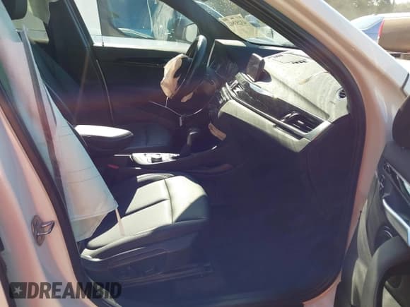 ✅ 2019 BMW X1 xDrive28i • VIN: WBXHT3C54K5L35662 • Lot: 43253812. Listed on IAAI with 56,543 mi. Free auction sales archive from the USA and detailed vehicle history report at DreamBid. Image 5.