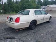 ✅ 2001 Lincoln Town Car Cartier • VIN: 1LNHM83W71Y629856 • Лот: 42821533. Опубликован ранее на IAAI с пробегом 163 204 миль. Бесплатный доступ к архиву аукционных продаж из США и подробный отчёт об истории автомобиля на DreamBid. Изображение 4.