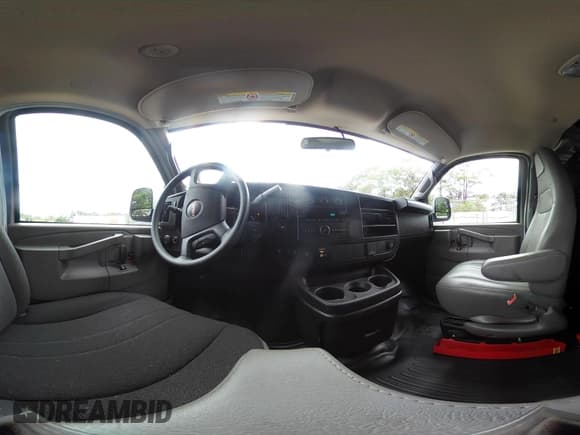 ✅ 2024 GMC Savana Cargo • VIN: 1GTW7AFP8R1181159 • Lot: 42462978. Wystawiony na IAAI z przebiegiem 1 692 mil. Bezpłatny archiwum sprzedaży aukcyjnych z USA i szczegółowy raport historii pojazdu na DreamBid. Zdjęcie 19.