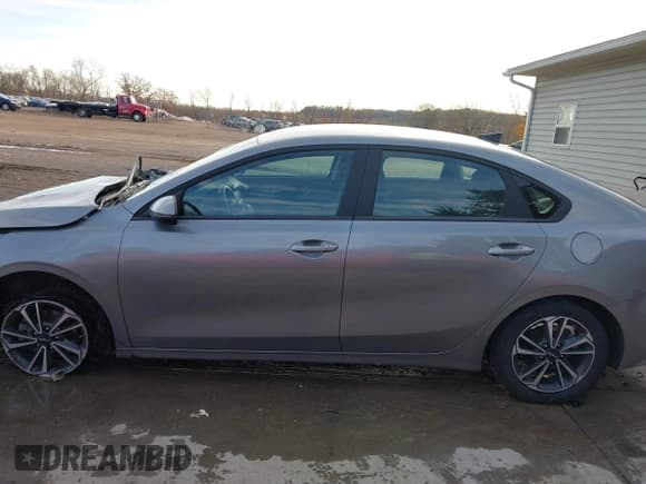 ✅ 2024 Kia Forte LXS • VIN: 3KPF24AD6RE809049 • Lot: 43694745. Wystawiony na IAAI z przebiegiem 22 797 mil. Bezpłatny archiwum sprzedaży aukcyjnych z USA i szczegółowy raport historii pojazdu na DreamBid. Zdjęcie 15.