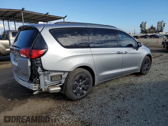 ✅ 2020 Chrysler Pacifica Hybrid Touring L • VIN: 2C4RC1L71LR242402 • Lot: 70153835. Wystawiony na Copart z przebiegiem 39 266 mil. Bezpłatny archiwum sprzedaży aukcyjnych z USA i szczegółowy raport historii pojazdu na DreamBid. Zdjęcie 3.