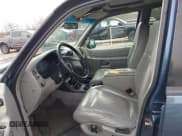 ✅ 2000 Ford Explorer XLT • VIN: 1FMZU83P2YZB75694 • Lot: 41932899. Wystawiony na IAAI z przebiegiem 245 229 mil. Bezpłatny archiwum sprzedaży aukcyjnych z USA i szczegółowy raport historii pojazdu na DreamBid. Zdjęcie 5.