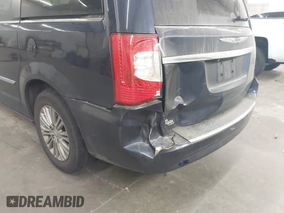 ✅ 2016 Chrysler Town & Country Touring L Anniversary Edition • VIN: 2C4RC1CG6GR207103 • Lot: 43376129. Listed on IAAI with 186,385 mi. Free auction sales archive from the USA and detailed vehicle history report at DreamBid. Image 6.