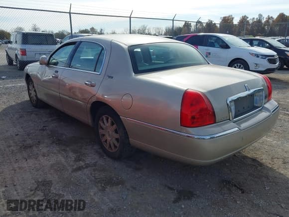 ✅ 2009 Lincoln Town Car Signature Limited • VIN: 2LNHM82V39X619538 • Lot: 43689688. Listed on IAAI with 196,708 mi. Free auction sales archive from the USA and detailed vehicle history report at DreamBid. Image 3.