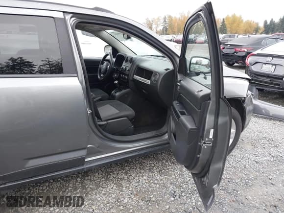 ✅ 2014 Jeep Compass Sport • VIN: 1C4NJDBB6ED586261 • Lot: 43598402. Wystawiony na IAAI z przebiegiem 129 261 mil. Bezpłatny archiwum sprzedaży aukcyjnych z USA i szczegółowy raport historii pojazdu na DreamBid. Zdjęcie 5.