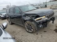 ✅ 2022 Jeep Wagoneer Series III • VIN: 1C4SJVDT7NS128495 • Lot: 82858933. Wystawiony na Copart z przebiegiem 38 956 mil. Bezpłatny archiwum sprzedaży aukcyjnych z USA i szczegółowy raport historii pojazdu na DreamBid. Zdjęcie 4.