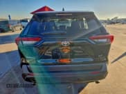 ✅ 2023 Toyota RAV4 LE • VIN: 2T3H1RFV8PW247747 • Лот: 95985525. Опубликован ранее на Copart с пробегом 24 757 миль. Бесплатный доступ к архиву аукционных продаж из США и подробный отчёт об истории автомобиля на DreamBid. Изображение 6.