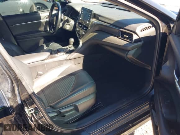 2022 Toyota Camry SE z VIN 4T1G11AKXNU030958, wystawiony jako IAAI lot #43466586 z przebiegiem 65 774 mil mil oraz . Historia ofert i sprzedaży dostępna na DreamBid. Obrazek 5.