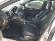 ✅ 2023 Ford Escape ST-Line • VIN: 1FMCU0MN2PUA90306 • Lot: 61979965. Wystawiony na Copart z przebiegiem 18 442 mil. Bezpłatny archiwum sprzedaży aukcyjnych z USA i szczegółowy raport historii pojazdu na DreamBid. Zdjęcie 7.