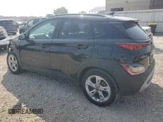 ✅ 2022 Hyundai Kona SEL • VIN: KM8K62AB9NU881747 • Лот: 71172074. Опубликован ранее на Copart с пробегом 56 657 миль. Бесплатный доступ к архиву аукционных продаж из США и подробный отчёт об истории автомобиля на DreamBid. Изображение 2.