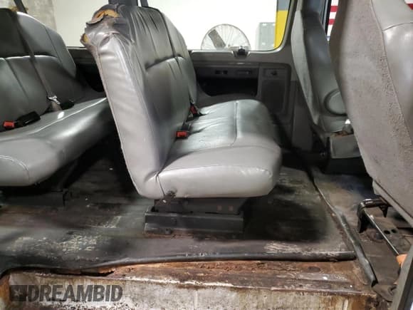 ✅ 2013 Ford Econoline Passenger XL • VIN: 1FBSS3BL8DDB29568 • Lot: 92944635. Wystawiony na Copart z przebiegiem 67 354 mil. Bezpłatny archiwum sprzedaży aukcyjnych z USA i szczegółowy raport historii pojazdu na DreamBid. Zdjęcie 11.