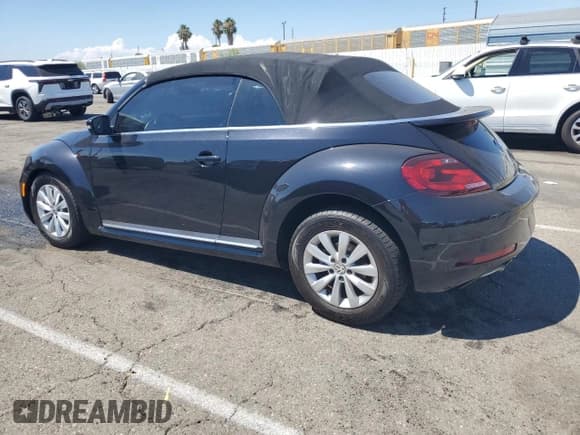 ✅ 2018 Volkswagen Beetle S • VIN: 3VW5DAAT6JM516108 • Лот: 70367965. Опубликован ранее на Copart с пробегом 46 806 миль. Бесплатный доступ к архиву аукционных продаж из США и подробный отчёт об истории автомобиля на DreamBid. Изображение 2.