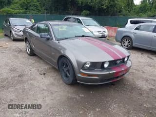 ✅ 2005 Ford Mustang GT Deluxe • VIN: 1ZVFT82H255111403 • Lot: 43023949. Wystawiony na IAAI z przebiegiem 205 785 mil. Bezpłatny archiwum sprzedaży aukcyjnych z USA i szczegółowy raport historii pojazdu na DreamBid. Zdjęcie 1.