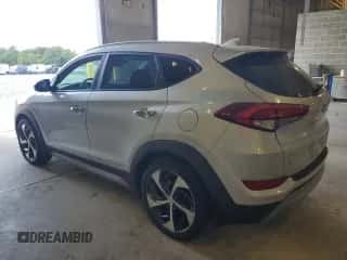 2018 Hyundai Tucson Value z VIN KM8J33A25JU747080, wystawiony jako Copart lot #69821045 z przebiegiem 67 677 mil mil oraz Szkoda całkowita • Salvage title. Historia ofert i sprzedaży dostępna na DreamBid. Obrazek 2.