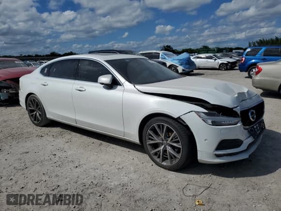 ✅ 2018 Volvo S90 Momentum • VIN: LVY982MK5JP018647 • Лот: 82325775. Опубликован ранее на Copart с пробегом Не указан. Бесплатный доступ к архиву аукционных продаж из США и подробный отчёт об истории автомобиля на DreamBid. Изображение 4.