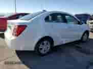 2015 Chevrolet Sonic LT z VIN 1G1JC5SH0F4124310, wystawiony jako Copart lot #82663585 z przebiegiem 149 530 mil mil oraz Szkoda całkowita • Salvage title. Historia ofert i sprzedaży dostępna na DreamBid. Obrazek 3.