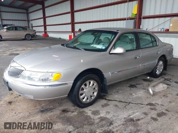 ✅ 2002 Lincoln Continental • VIN: 1LNHM97V62Y696067 • Лот: 42309158. Опубликован ранее на IAAI с пробегом 82 008 миль. Бесплатный доступ к архиву аукционных продаж из США и подробный отчёт об истории автомобиля на DreamBid. Изображение 2.