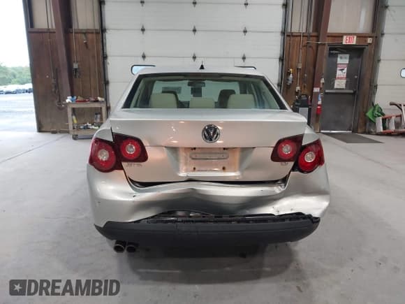 ✅ 2010 Volkswagen Jetta Limited Edition • VIN: 3VWAX7AJ3AM123190 • Lot: 43015100. Listed on IAAI with 182,384 mi. Free auction sales archive from the USA and detailed vehicle history report at DreamBid. Image 6.