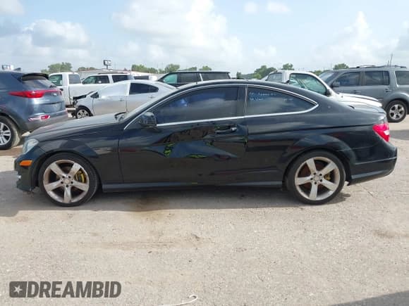 ✅ 2015 Mercedes-Benz C 250 • VIN: WDDGJ4HB6FG350022 • Lot: 42552333. Wystawiony na IAAI z przebiegiem 135 827 mil. Bezpłatny archiwum sprzedaży aukcyjnych z USA i szczegółowy raport historii pojazdu na DreamBid. Zdjęcie 13.