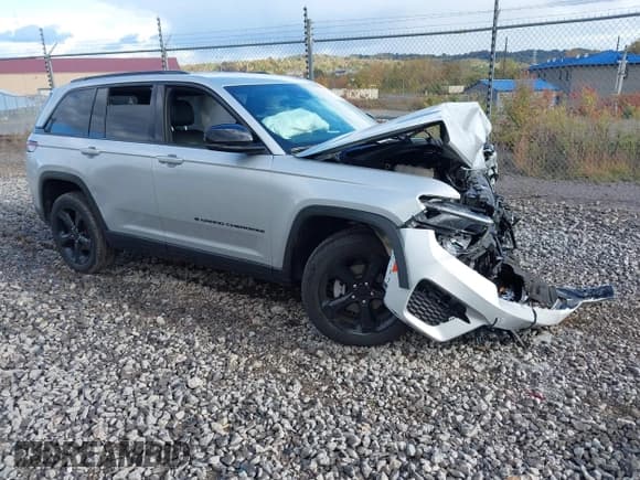 ✅ 2023 Jeep Grand Cherokee Laredo • VIN: 1C4RJHAG5P8829642 • Lot: 43522405. Wystawiony na IAAI z przebiegiem 26 012 mil. Bezpłatny archiwum sprzedaży aukcyjnych z USA i szczegółowy raport historii pojazdu na DreamBid. Zdjęcie 1.