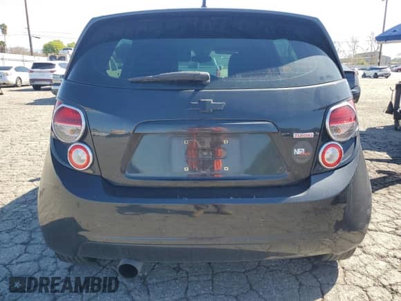 2013 Chevrolet Sonic LT z VIN 1G1JD6SB9D4232551, wystawiony jako Copart lot #49639715 z przebiegiem 176 830 mil mil oraz Czysty tytuł • Clean title. Historia ofert i sprzedaży dostępna na DreamBid. Obrazek 6.