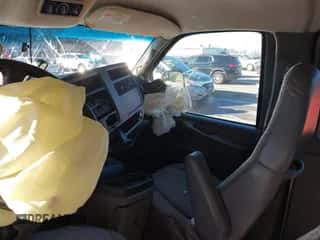 2006 Chevrolet Express Passenger с VIN 1GAHG35U661107013, выставлен на аукционе IAAI как лот 40902703 с пробегом Не указан миль и . История ставок и продаж доступна на DreamBid. Изображение 5.