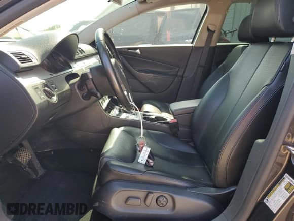 ✅ 2010 Volkswagen Passat Komfort • VIN: WVWXM7AN3AE092005 • Lot: 56567285. Listed on Copart with 109,988 mi. Free auction sales archive from the USA and detailed vehicle history report at DreamBid. Image 7.