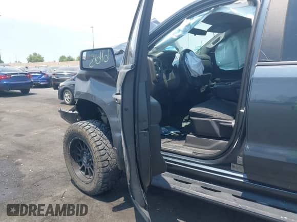 2020 Chevrolet Silverado 1500 Custom z VIN 3GCUYBEF6LG101921, wystawiony jako IAAI lot #42761613 z przebiegiem 72 944 mil mil oraz . Historia ofert i sprzedaży dostępna na DreamBid. Obrazek 5.