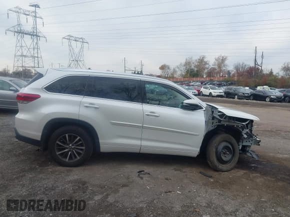 ✅ 2017 Toyota Highlander XLE • VIN: 5TDJZRFH3HS392833 • Лот: 43731327. Опубликован ранее на IAAI с пробегом 94 646 миль. Бесплатный доступ к архиву аукционных продаж из США и подробный отчёт об истории автомобиля на DreamBid. Изображение 13.
