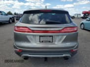 ✅ 2016 Lincoln MKC Select • VIN: 5LMCJ2C94GUJ31556 • Lot: 69547005. Wystawiony na Copart z przebiegiem 140 211 mil. Bezpłatny archiwum sprzedaży aukcyjnych z USA i szczegółowy raport historii pojazdu na DreamBid. Zdjęcie 6.