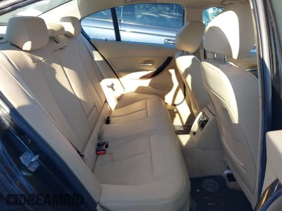 ✅ 2015 BMW 3 Series 328i xDrive • VIN: WBA3B5G56FNS14036 • Lot: 43923064. Wystawiony na IAAI z przebiegiem 153 059 mil. Bezpłatny archiwum sprzedaży aukcyjnych z USA i szczegółowy raport historii pojazdu na DreamBid. Zdjęcie 8.