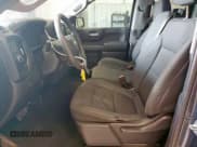 ✅ 2020 Chevrolet Silverado 1500 Custom • VIN: 1GCRWBEK2LZ218582 • Lot: 59397295. Wystawiony na Copart z przebiegiem 107 532 mil. Bezpłatny archiwum sprzedaży aukcyjnych z USA i szczegółowy raport historii pojazdu na DreamBid. Zdjęcie 7.