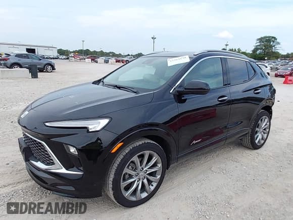 ✅ 2024 Buick Encore GX Avenir • VIN: KL4AMFSL7RB009020 • Лот: 43264138. Опубликован ранее на IAAI с пробегом 13 705 миль. Бесплатный доступ к архиву аукционных продаж из США и подробный отчёт об истории автомобиля на DreamBid. Изображение 2.