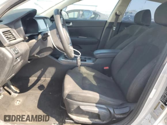 ✅ 2019 Kia Optima S • VIN: 5XXGT4L38KG300776 • Lot: 80392435. Wystawiony na Copart z przebiegiem 128 278 mil. Bezpłatny archiwum sprzedaży aukcyjnych z USA i szczegółowy raport historii pojazdu na DreamBid. Zdjęcie 7.