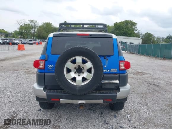 ✅ 2007 Toyota FJ Cruiser • VIN: JTEBU11F370010128 • Лот: 43281302. Опубликован ранее на IAAI с пробегом 300 658 миль. Бесплатный доступ к архиву аукционных продаж из США и подробный отчёт об истории автомобиля на DreamBid. Изображение 16.